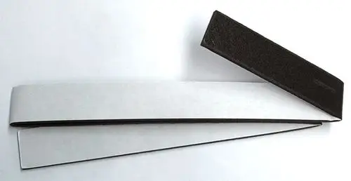 Dichtungselement von Daikin, bestehend aus zwei schmalen, rechteckigen Streifen in weiß und schwarz, auf hellem Hintergrund angeordnet.